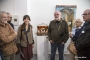 l'écrivain Anne Collongues et le sculpteur Fabrice Milleville devant l'oeuvre "Ce qui nous sépare"